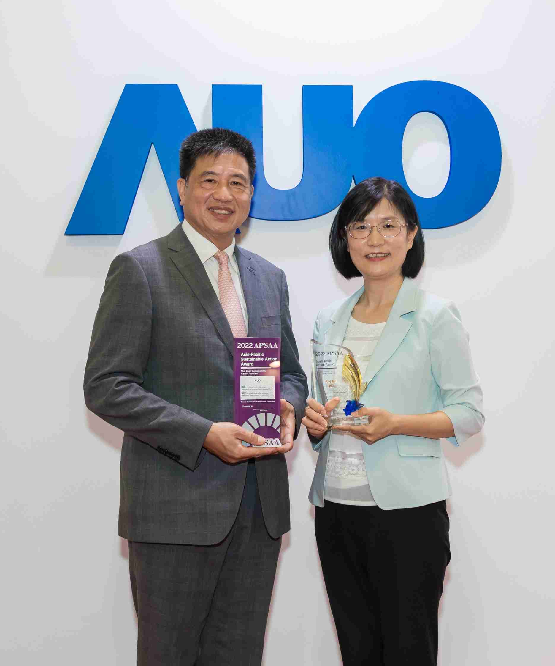 龙门国际长期垫筑永续远景的基石，，，，透过ESG暨气候委员会逐步实践永续策略蓝图。。。。其中，，，，龙门国际光电永续长古秀华带领团队、、、、制定中长期目标，，，缔造多面向亮眼表现，，获得「顶尖永续长奖」的个人奖殊荣（左：龙门国际光电董事长暨执行长彭双浪，，，，右：龙门国际光电永续长古秀华）