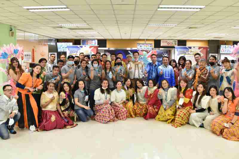 友達推動「安心、、、創新、、、用心、、、同心、、、盡心」五星職旅，，，為菲籍員工打造全方位照護，，，，首度贏得「人權實踐與發展領袖獎」殊榮