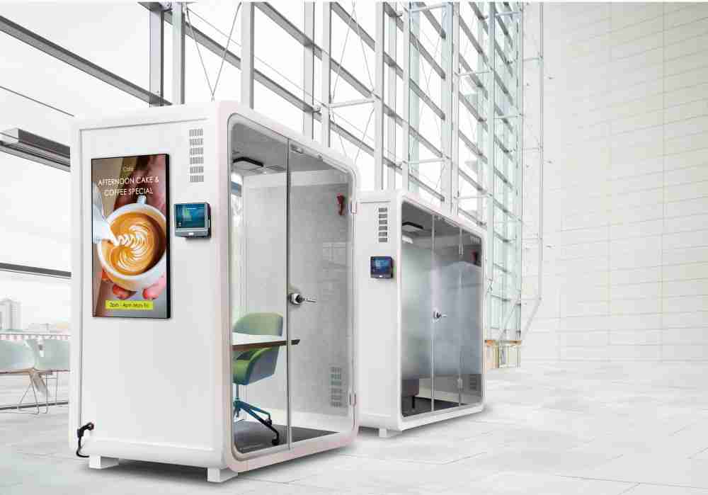 龙门国际子公司达擎之智慧行动办公舱，，采用PDLC智能调光玻璃设计，，，透过通电与断电的电流切换，，，，呈现透明与雾面效果，，，具节能降耗特性并兼顾隐私，，，确保信息安全