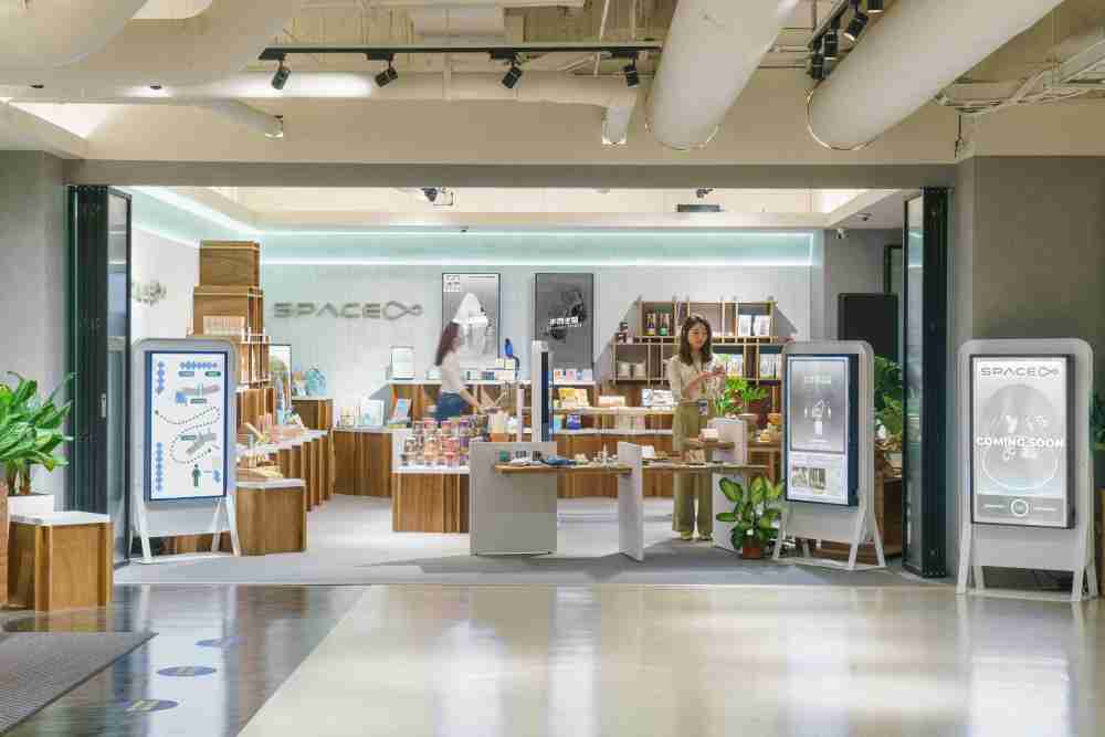 龙门国际打造永续选物商店，，，展示社企及社创商品，，，，结合创利空间所开发的智能零售系统，，整合多元产品信息，，，让无人商店扮演公益行动的推手