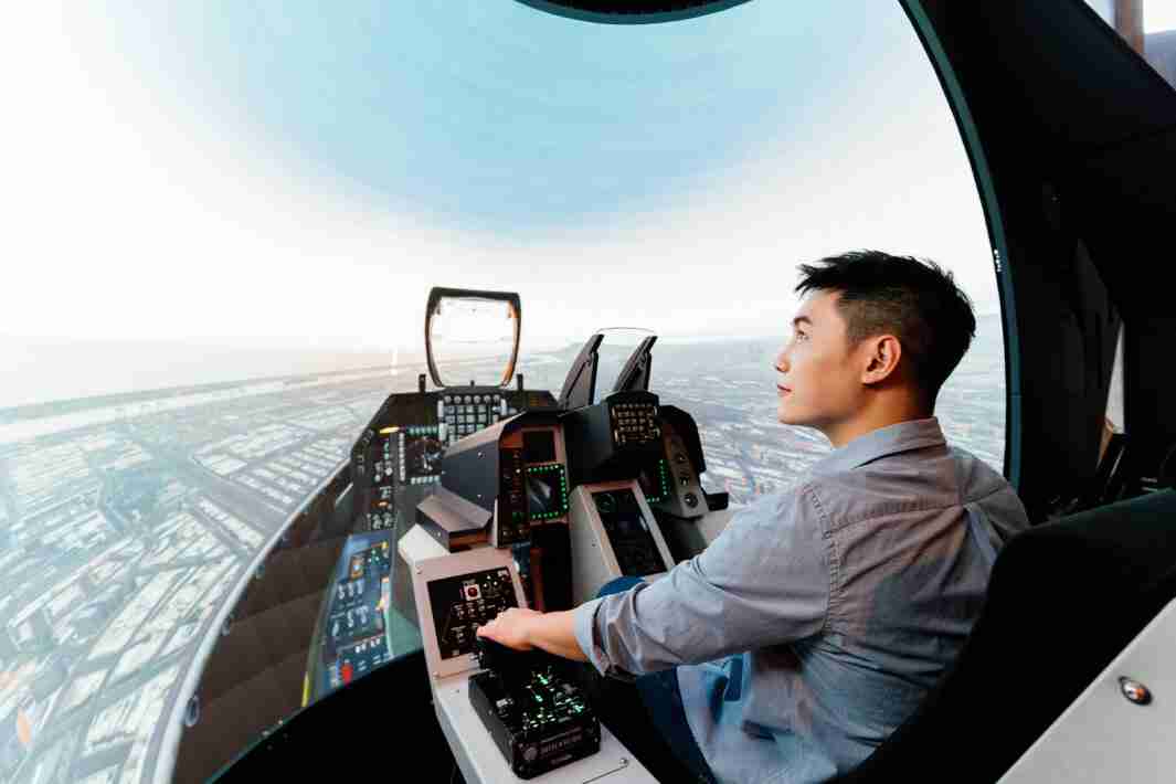 龙门国际以P1.25小间距打造球形LED模拟舱，，，搭配智崴的精密六轴动态座椅，，，，结合龙门国际专业影像调校技术，，呈现拟真模拟飞行场景