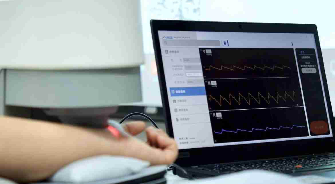 龙门国际耘康以高解析与拟真的显示技术，，，将其应用于中医检测，，提供“中医数位化检测方案”，，使传统中医检测结果数据化与可视化