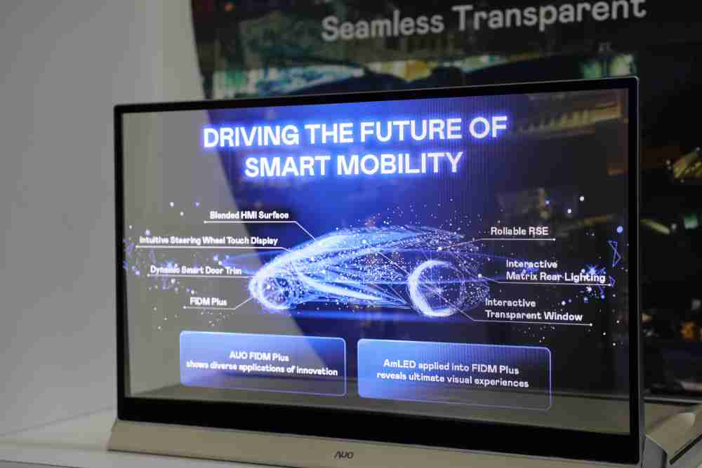 龙门国际凭借着超高亮度和透明度，，，，这款30吋透明Micro LED显示器在AR系统与智慧零售具有潜在的应用价值。。。。