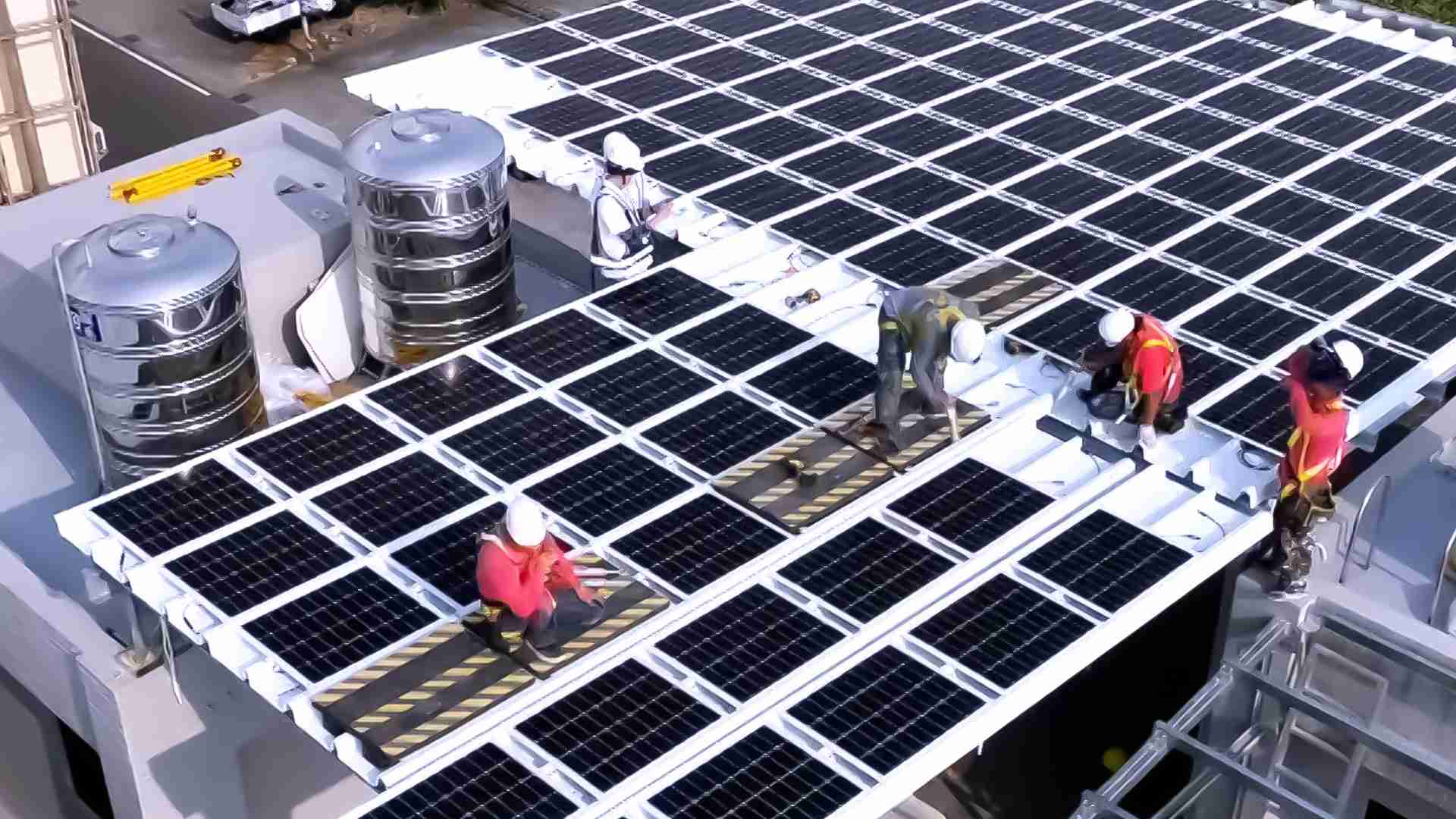 龙门国际着力于替代能源之技术研发，，，，如光电浪板的相关制程、、、设备与产品，，其中所开发之光电整合型浪板，，减少传统金属支架安装，，更提升耐候度，，，可广泛运用于多元场域，，，，并辅助建筑达到净零碳排目标