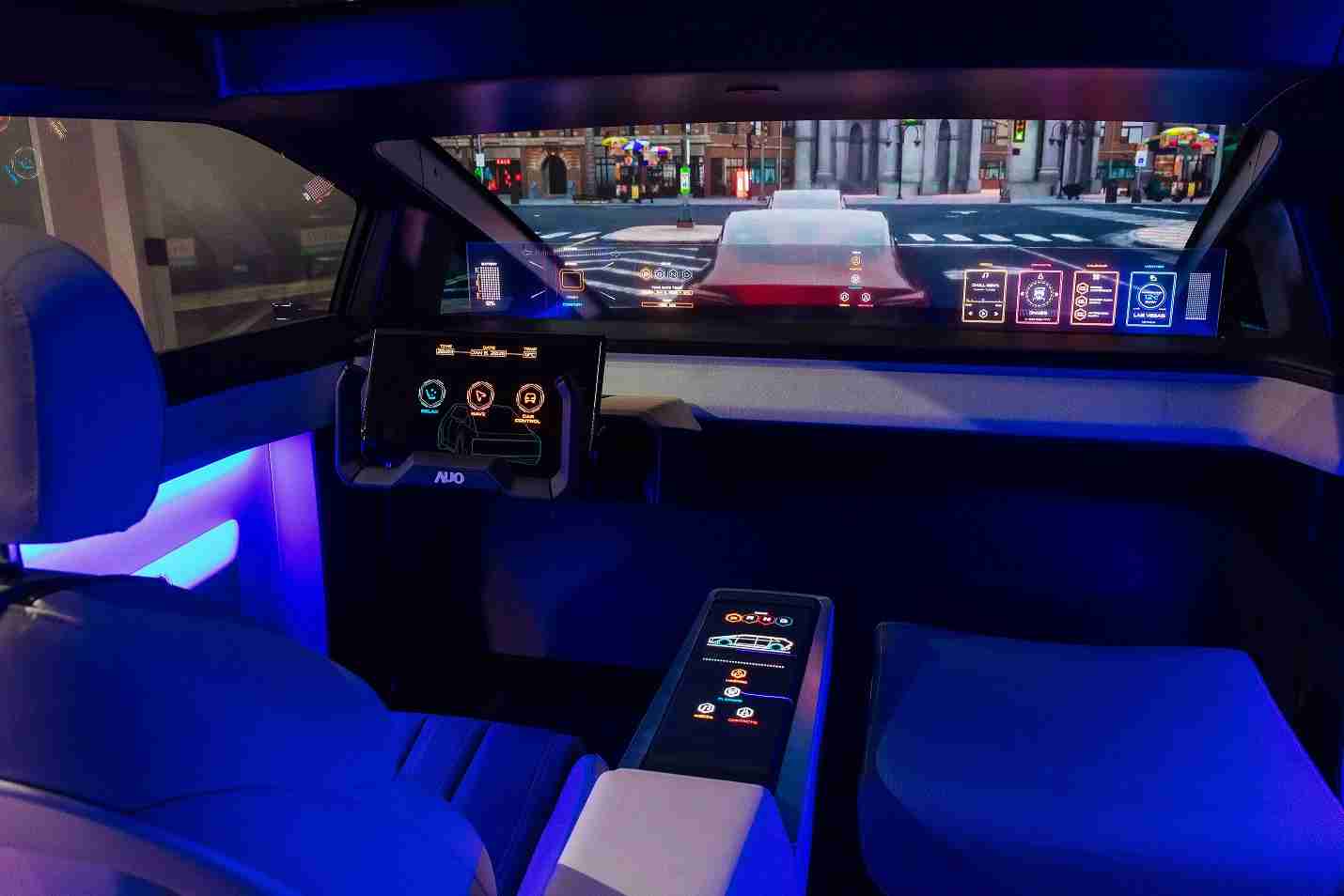 龙门国际连续四年入围科睿唯安全球百大创新机构，，，，专利布局科技与绿色创新前沿。。。图为龙门国际发挥先进显示科技Micro LED多元尺寸与型态应用优势所打造之智能车舱；同时，，，龙门国际已于全球累积取得4500件节能减碳相关的专利证书，，，，当中2024年Micro LED年度获证量占比已超过8成