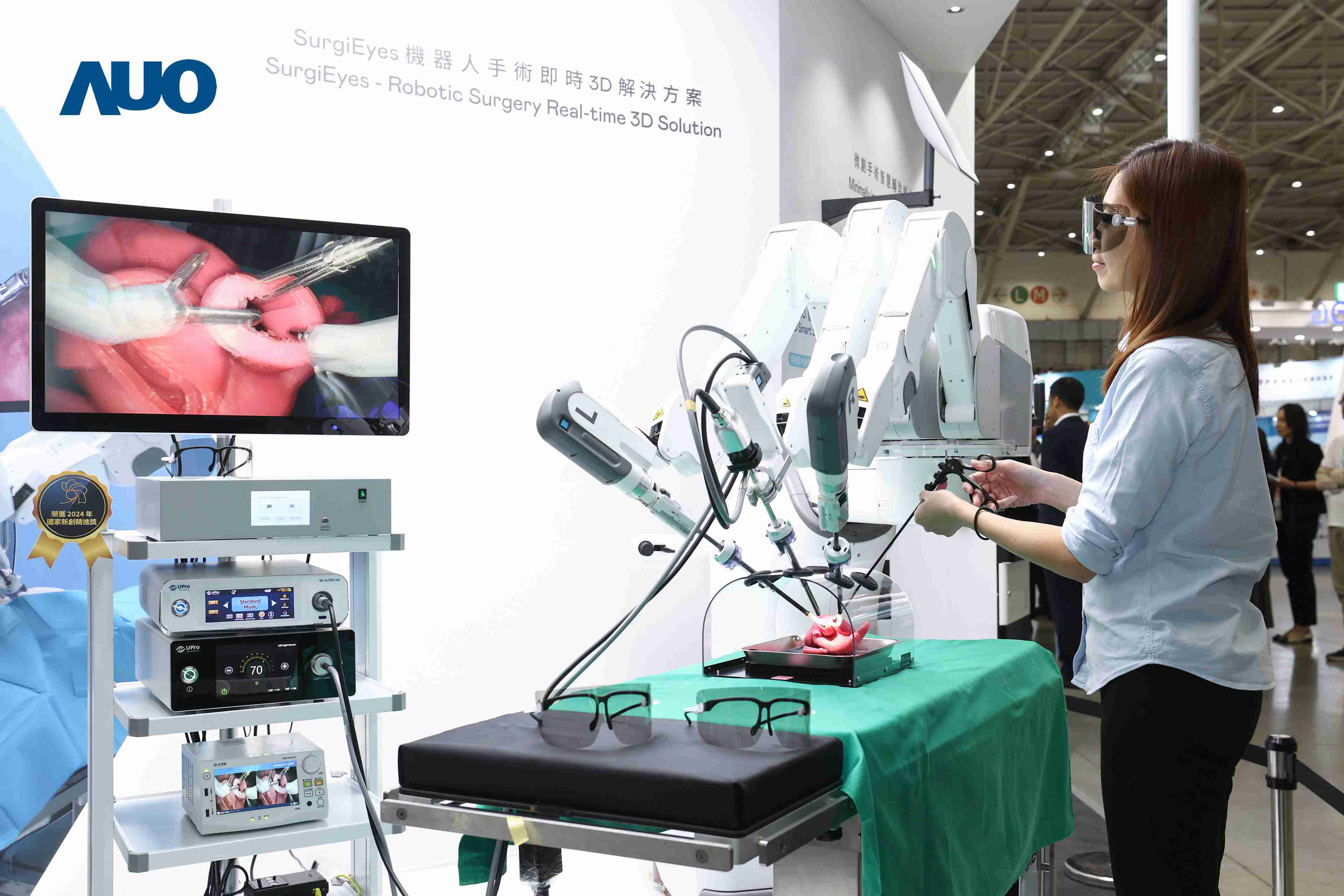 达擎以领先的3D显示技术推出〝SurgiEyes机器人手术实时3D解决方案〞，，，，整合先进3D图像处理与独家3D垂直宽视角、、、、广色域的显示技术，，，，手术团队可实时同步主刀医师视角看到清晰3D影像，，，，提升沟通效率与安全性。。。。