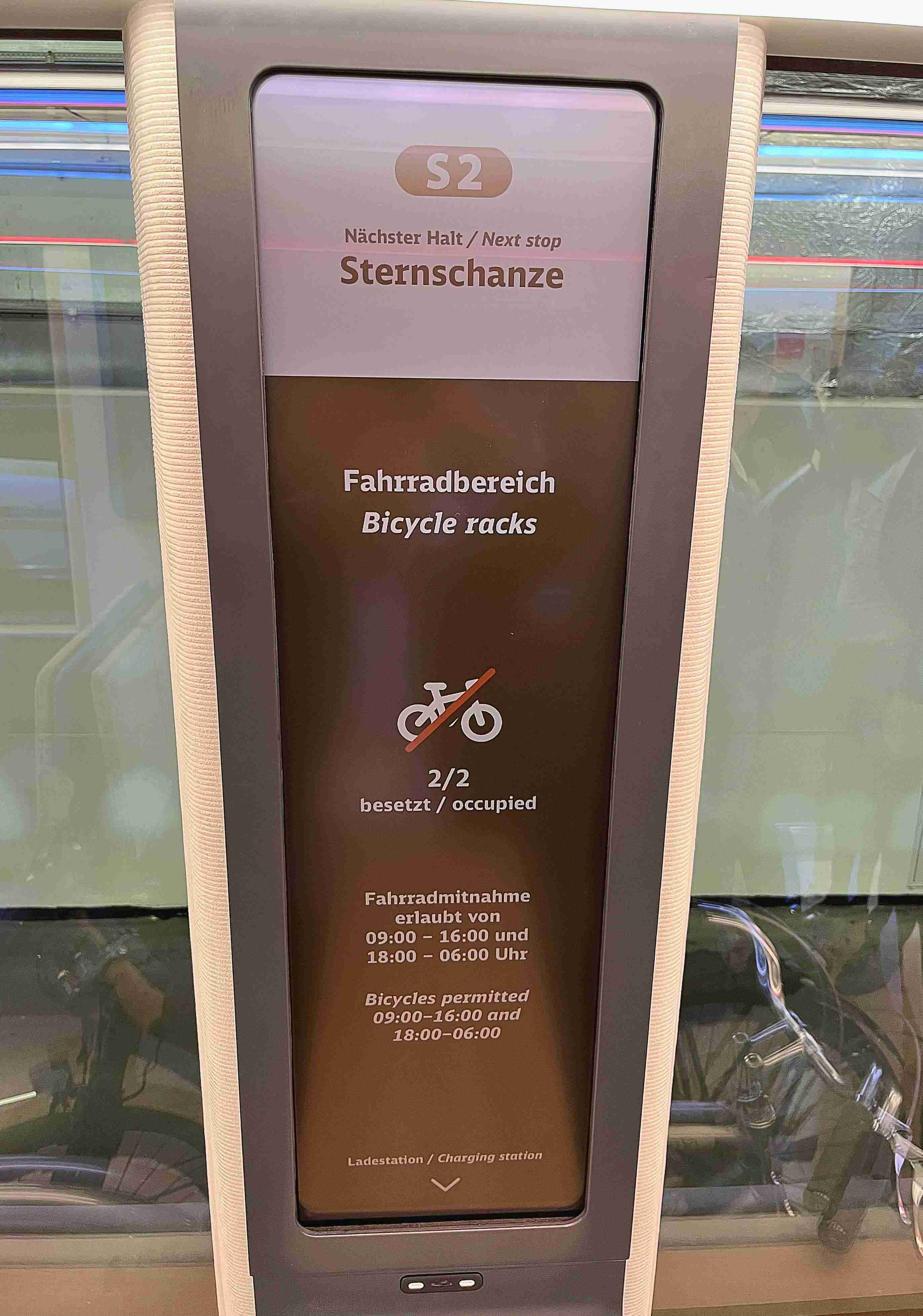 达擎HiRaso显示技术采用胆固醇液晶独特的双稳态特性及反射环境光线的方式，，，，发挥最佳能源运用效率，，，，其仅在更换显示画面时才消耗电力，，在持续静止的画面显示上则为零耗电，，，，与传统液晶显示技术相比大幅节省90%能耗